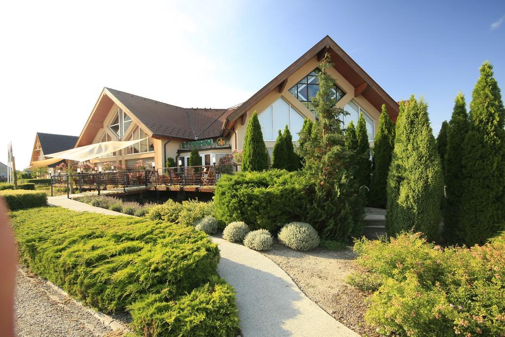 Orchidea Hotel Lipót מראה חיצוני תמונה