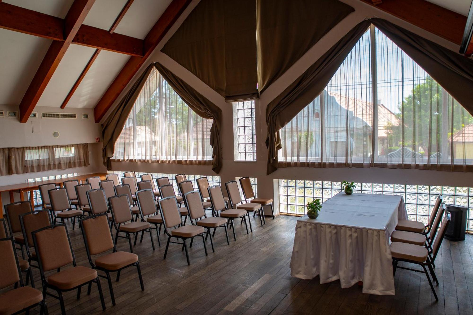 Orchidea Hotel Lipót מראה חיצוני תמונה