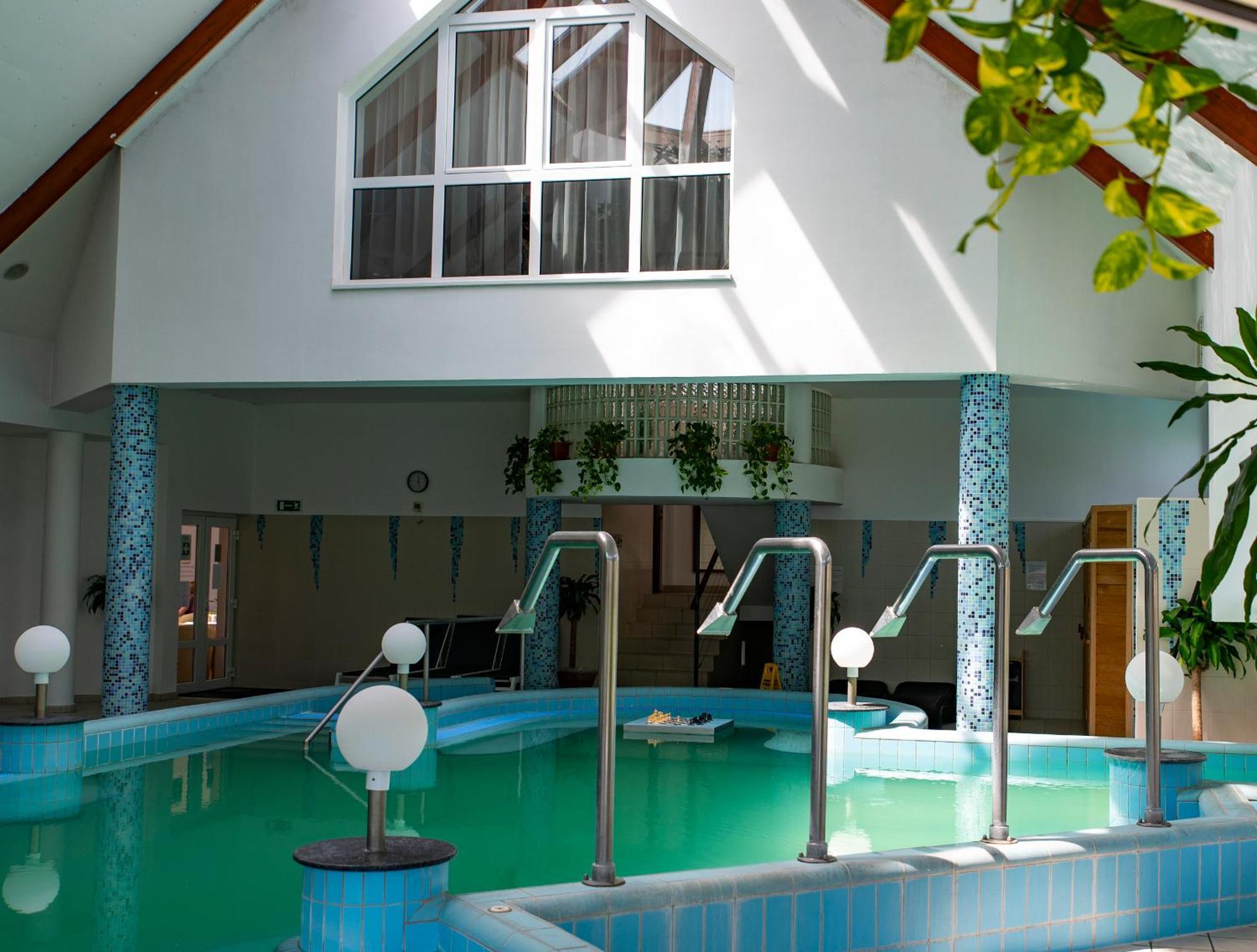 Orchidea Hotel Lipót מראה חיצוני תמונה