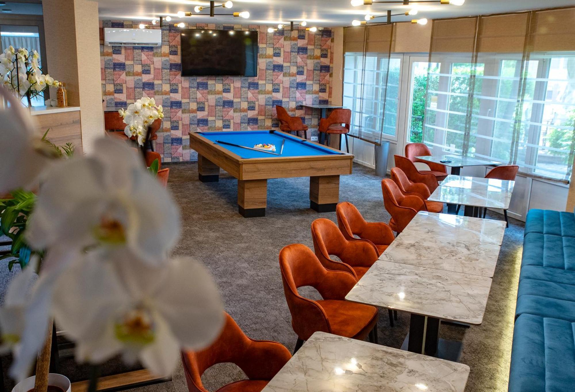Orchidea Hotel Lipót מראה חיצוני תמונה