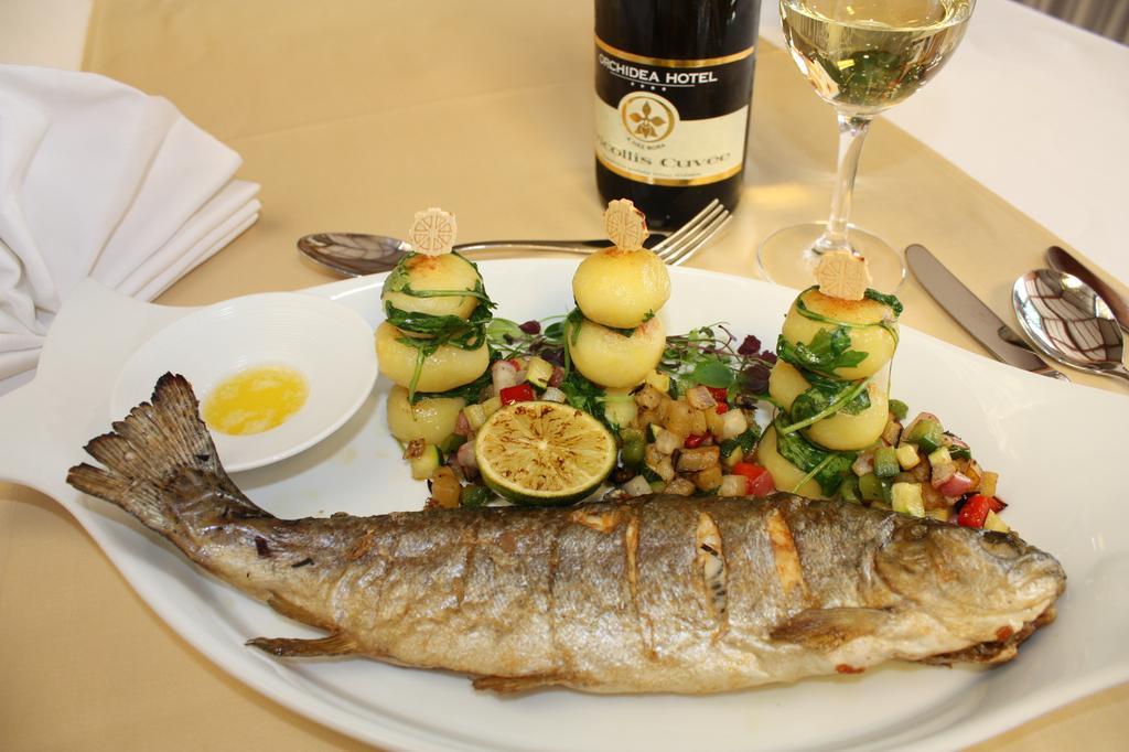 Orchidea Hotel Lipót מראה חיצוני תמונה
