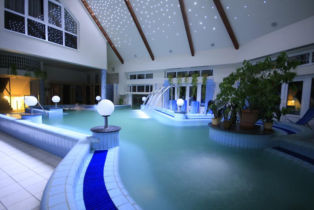 Orchidea Hotel Lipót מראה חיצוני תמונה