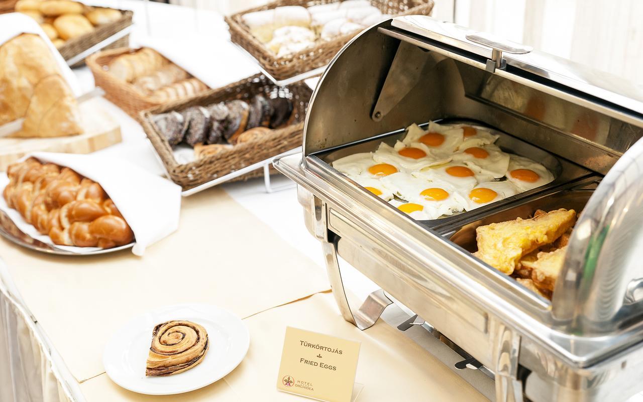 Orchidea Hotel Lipót מראה חיצוני תמונה