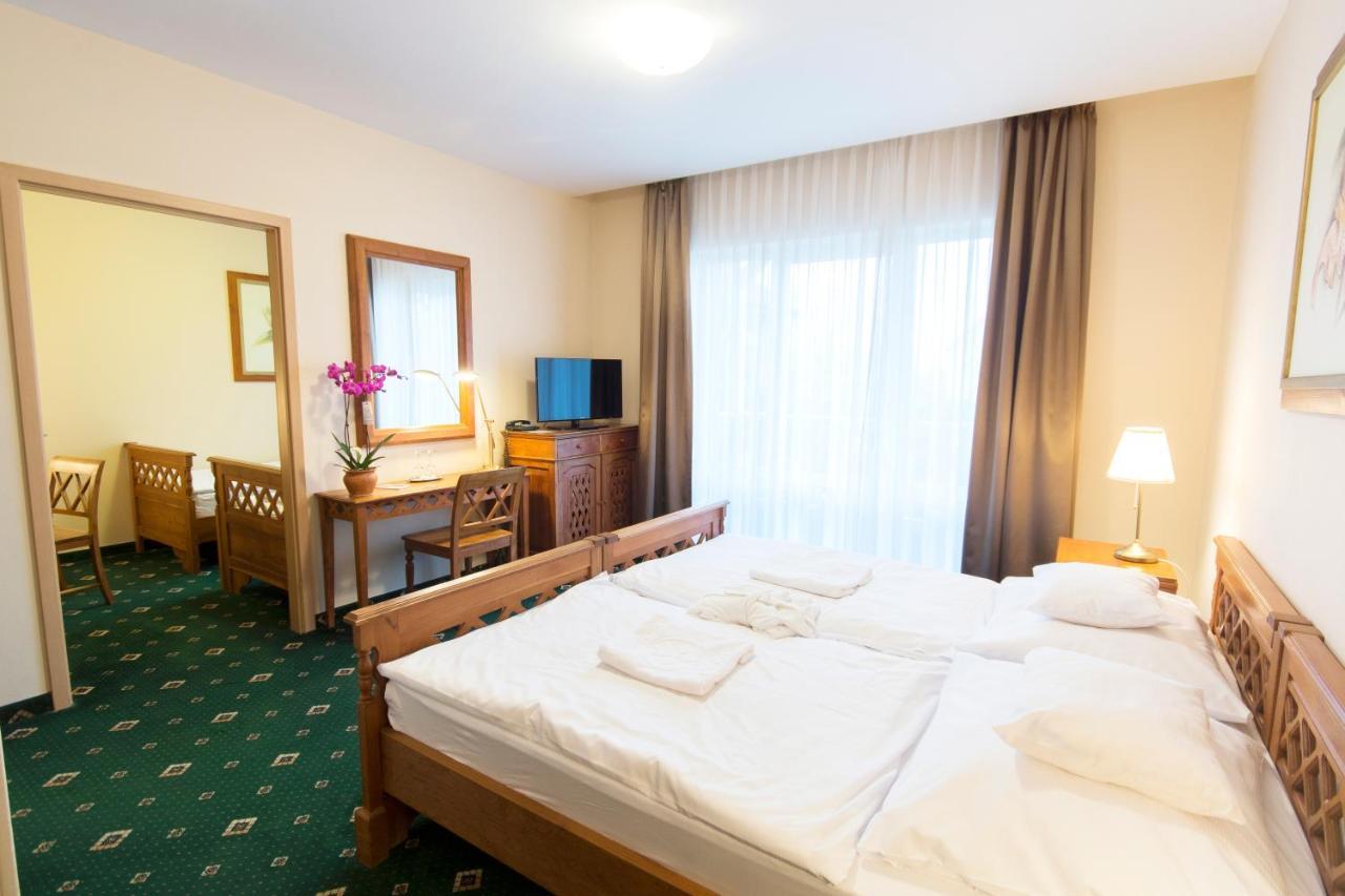 Orchidea Hotel Lipót מראה חיצוני תמונה
