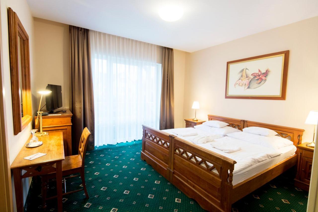 Orchidea Hotel Lipót מראה חיצוני תמונה