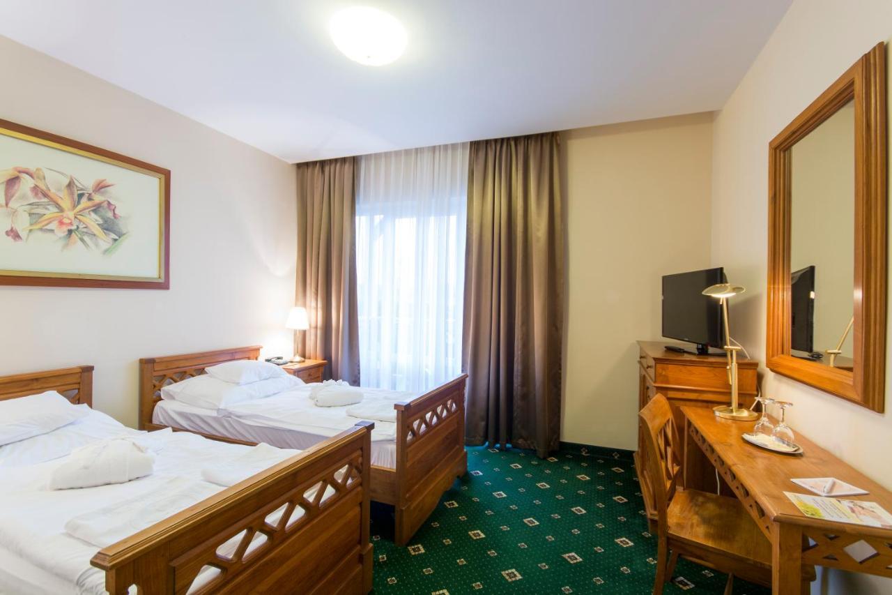 Orchidea Hotel Lipót מראה חיצוני תמונה