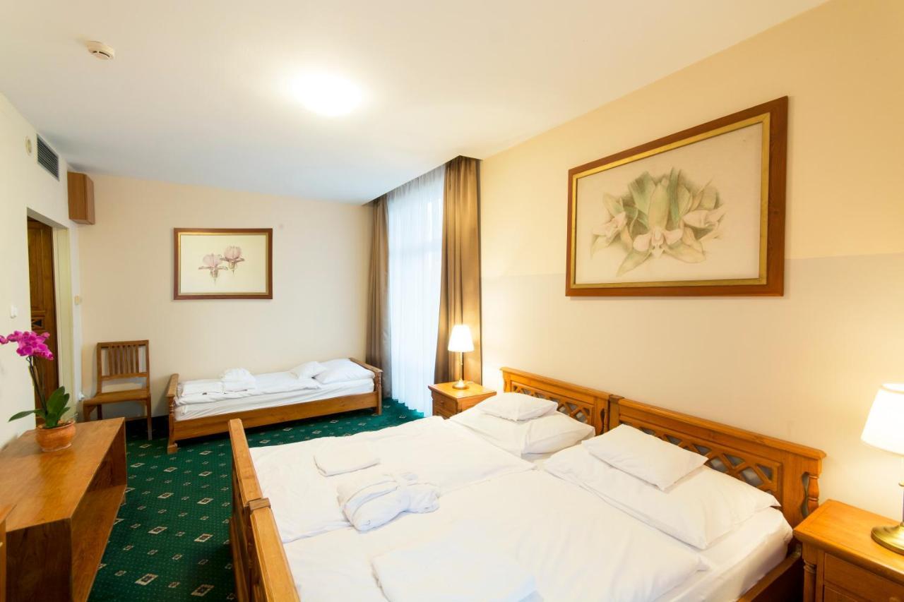 Orchidea Hotel Lipót מראה חיצוני תמונה